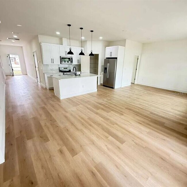 Building Photo - 13277 Center Ave