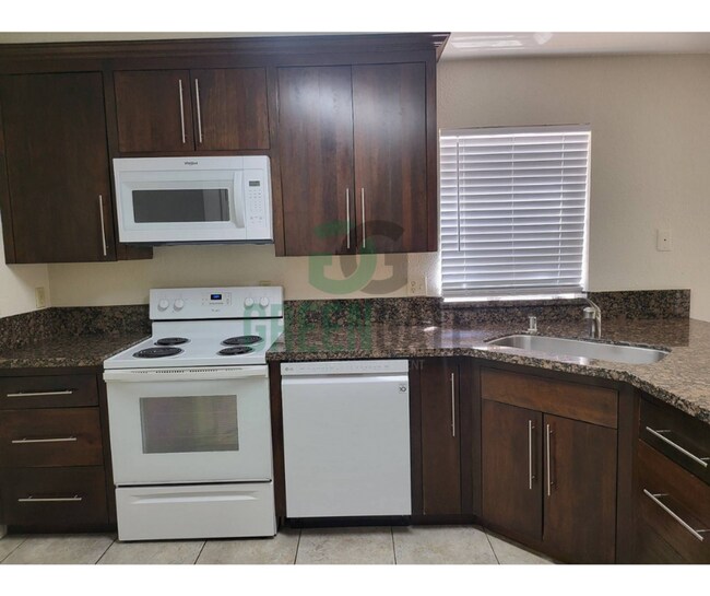 Building Photo - 2428 Woodvale Dr