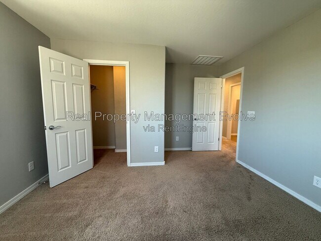 Building Photo - 5618 N 87th Dr