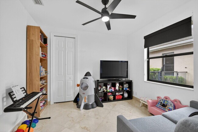 Building Photo - 10337 Trianon Pl