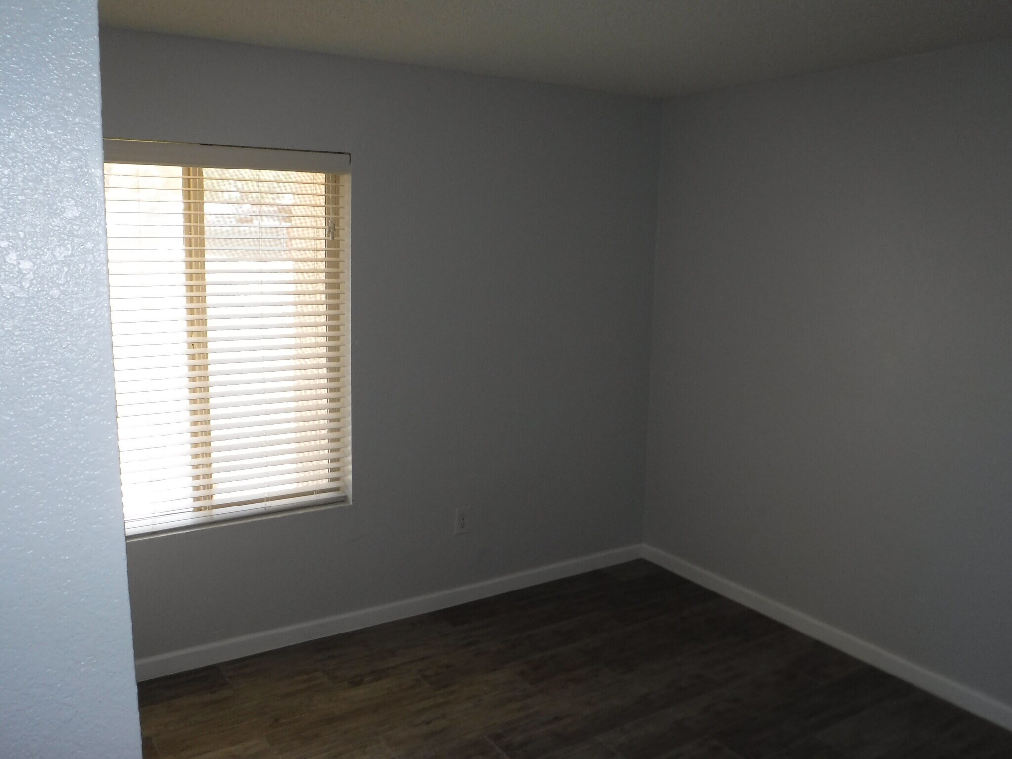 Building Photo - 712 N Santa Barbara #16