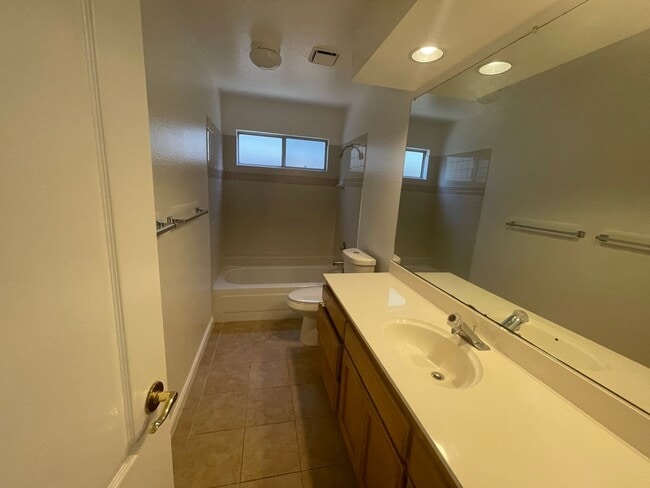 Building Photo - 3 Bedroom 3 Bath Home in West Natomas