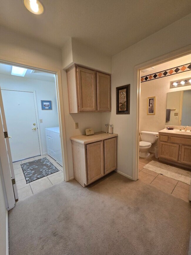 Building Photo - Fully Furnished single story 2 bed 2 bath ...