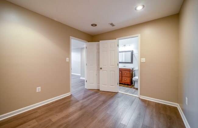 Building Photo - Spacious 3-Level Townhouse with Finished Basement and Fenced Patio