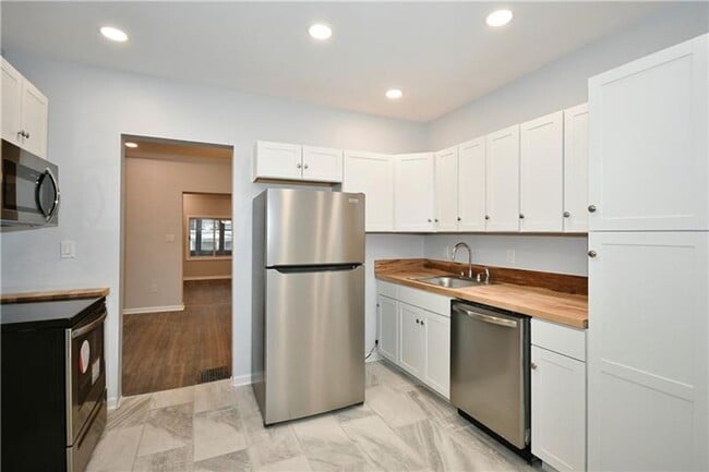 Building Photo - Beautifully Remodeled 3 Bedroom House in C...