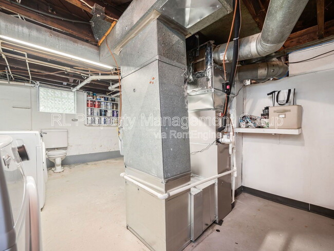 Building Photo - 669 Sheldon Ave
