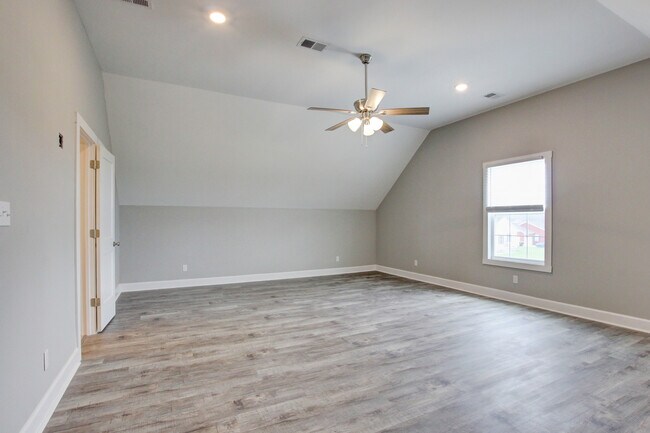 Building Photo - 127 Riverbend Dr