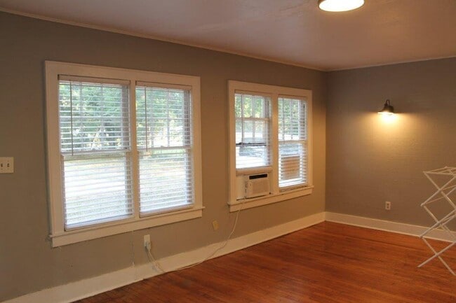Building Photo - 927 S Flood Ave