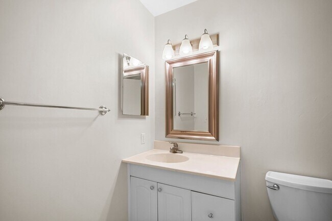 Building Photo - Beautiful Two-story condo 2bedrooms 2 bath...