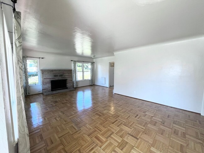 Building Photo - Epic Location by Cal Poly - 5 bedroom, 2 b...