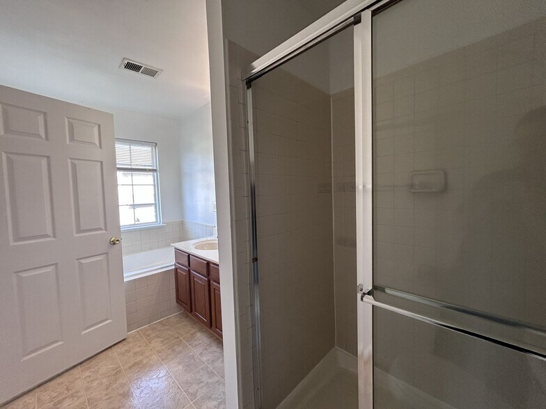 Building Photo - 1057 Lake Pelham Dr