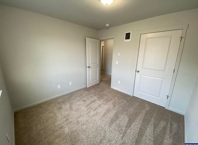 Building Photo - Available now! 3 bedroom ~ 2.5 Bathroom st...