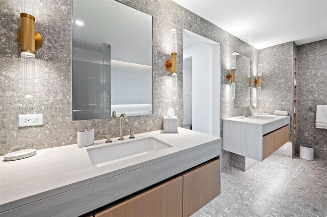 Building Photo - 900 N Ocean Blvd