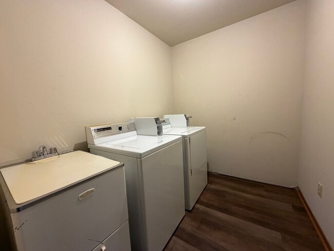 Building Photo - 8443 Woodhaven Dr SW