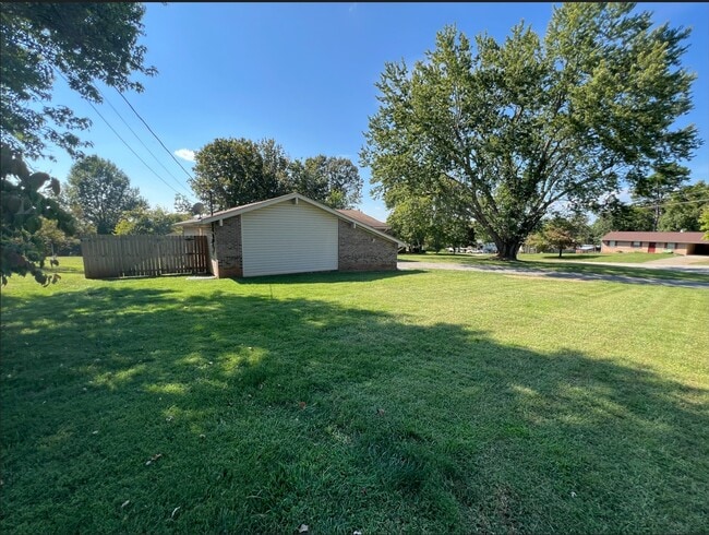 Building Photo - 2805 Big Bend Dr