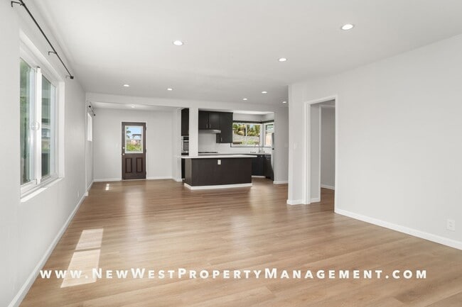 Building Photo - Upgraded Oceanside 3 Bedroom, Available Now! Small Pet OK!