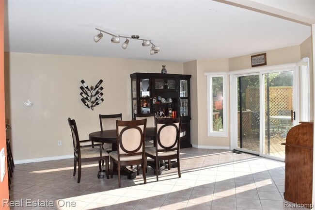 Building Photo - 5841 Ruby Dr