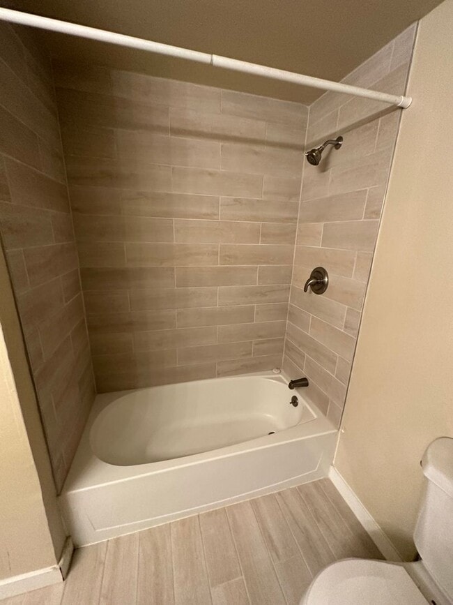 Building Photo - 3 Bedroom 2.5 Bathroom Hardwood Floors Fen...