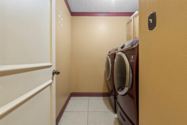 Building Photo - 13051 Meadowline Dr