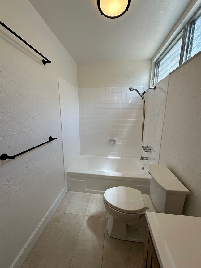 Building Photo - Spacious, Fully Renovated, 3 bedroom 2 bat...