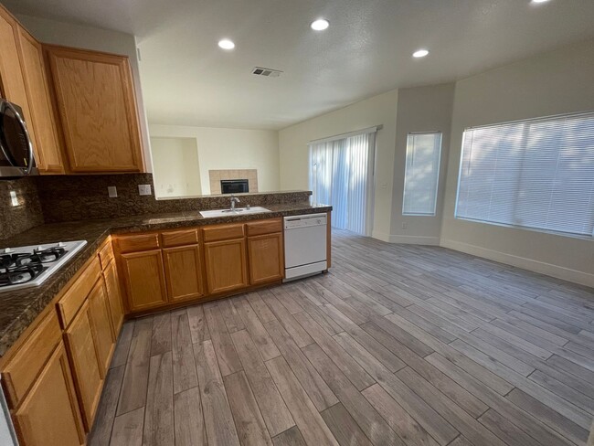 Building Photo - Victorville- Tanamera Home-  4 Bedrooms, 3...