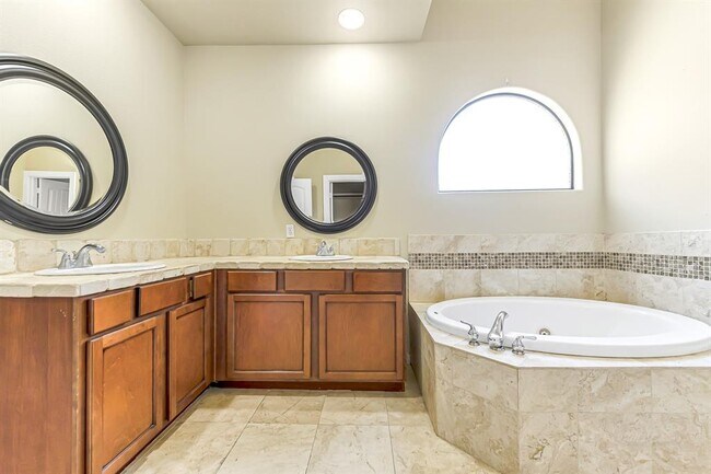 Building Photo - 11022 Robin Hood Ct