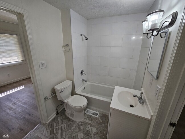 Building Photo - 835 Tecumseh St