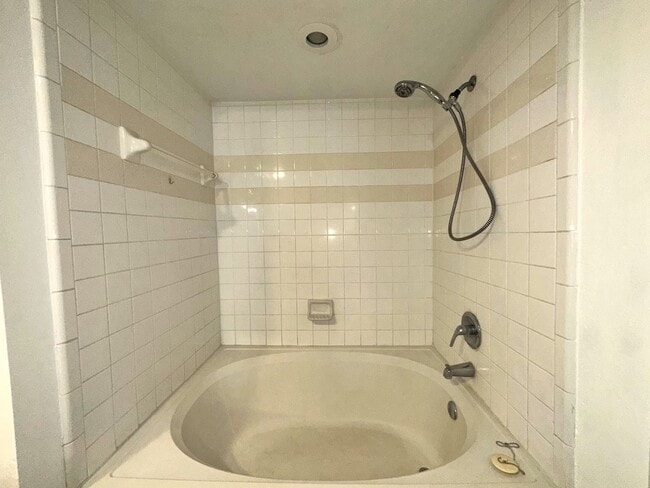 Building Photo - Gated Community! Close to the Beach and sh...