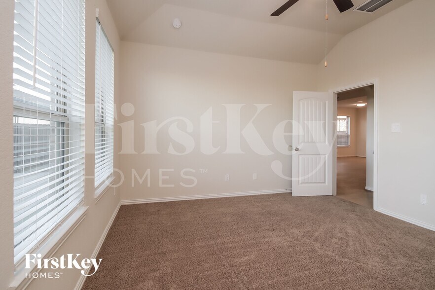 Building Photo - 2826 Torrey Pines Dr