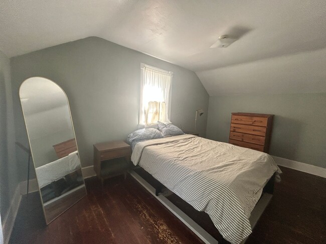 Building Photo - 2 bed 1.5 bath Hamilton home