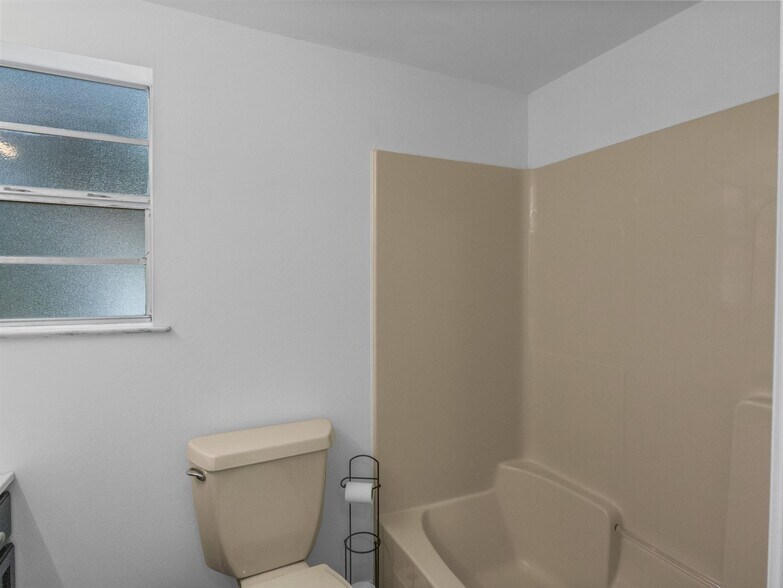 Building Photo - 1572 Cedar St