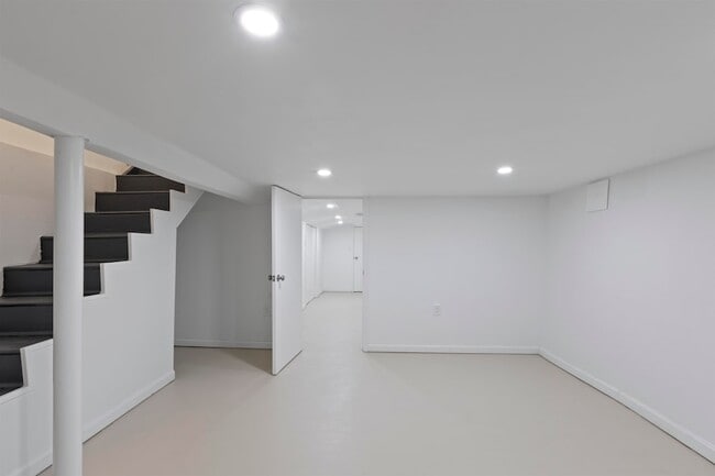 Building Photo - 676 Chestnut St