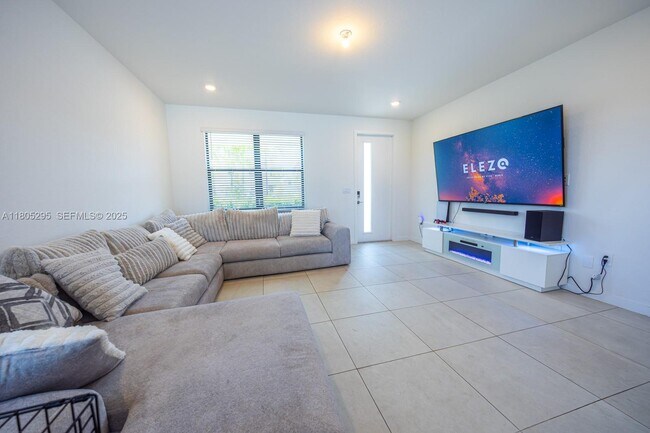 Building Photo - 715 SE 17th Ave