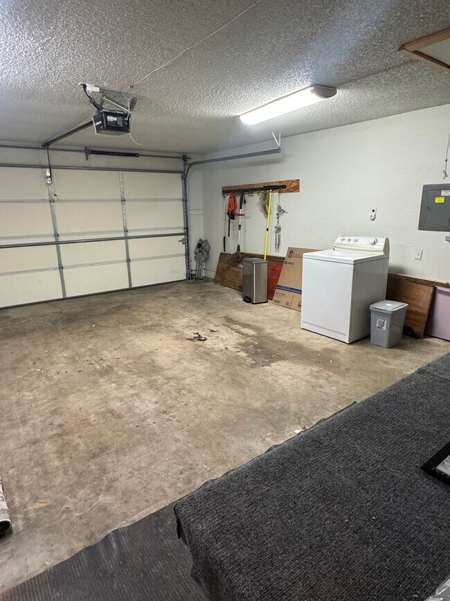 Building Photo - 3 bedroom, 2 bathroom, 2 car garage in Sou...