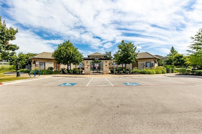 Building Photo - 5520 La Canada Wy