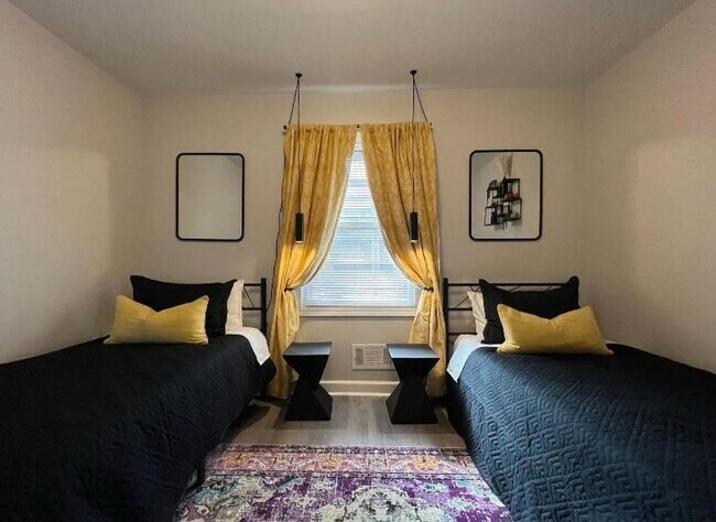 Building Photo - 306 S Marble St