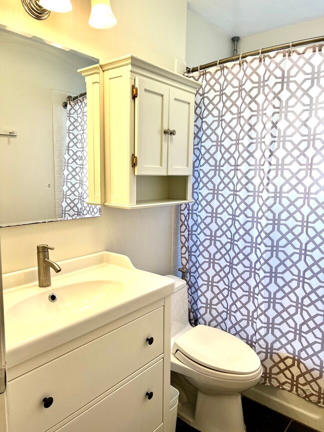 Building Photo - 1033 56th St