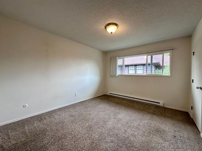 Building Photo - Charming 2-Bedroom Townhome in Sullivan's ...