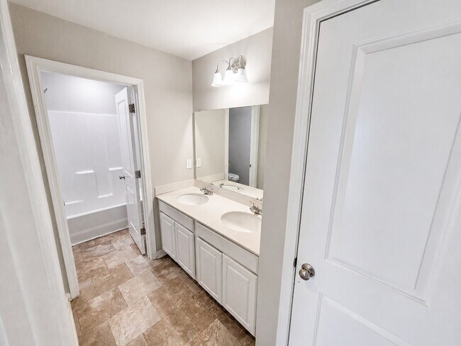 Building Photo - 721 Tanager Ln