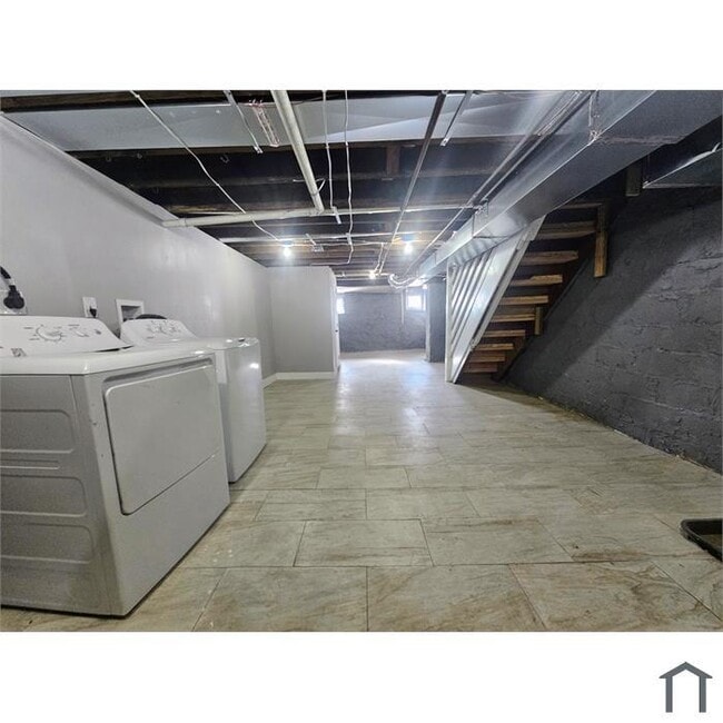 Building Photo - 3 Bedroom 2 Bathrooms