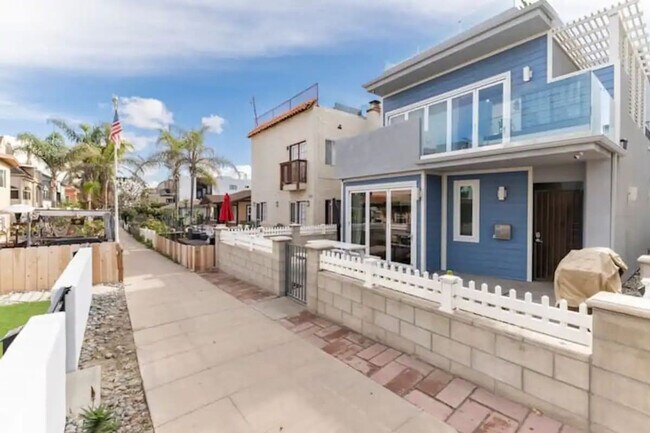 Building Photo - 717-21 Island Ct