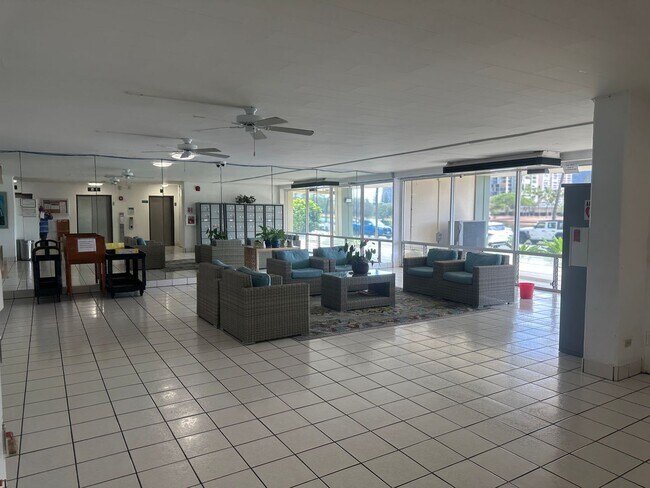 Building Photo - Renovated Ground Floor 1 bedroom in Waikiki!