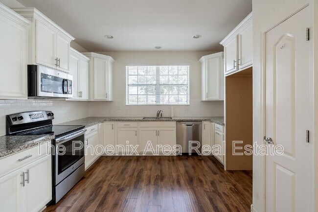 Building Photo - 1055 S Reber Ave