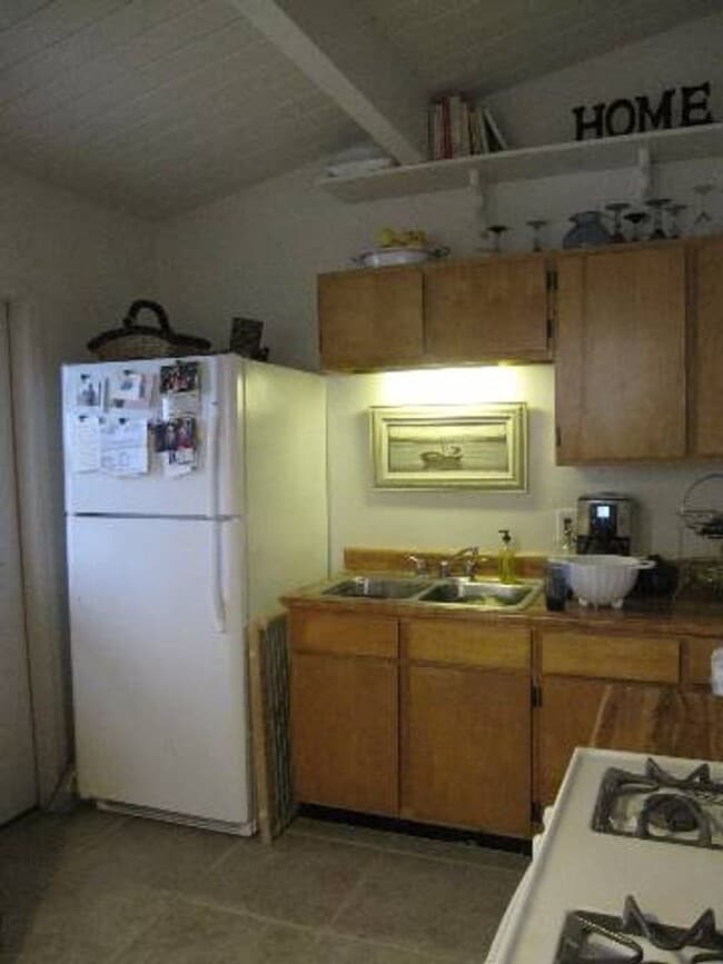 Building Photo - **Coastal Charm in Central Encinitas – 2 B...