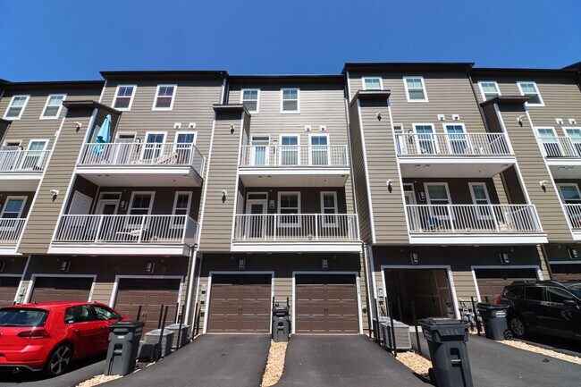 Building Photo - Stunning 3 Bed 2.5 Bath, Newer Condo-Style...