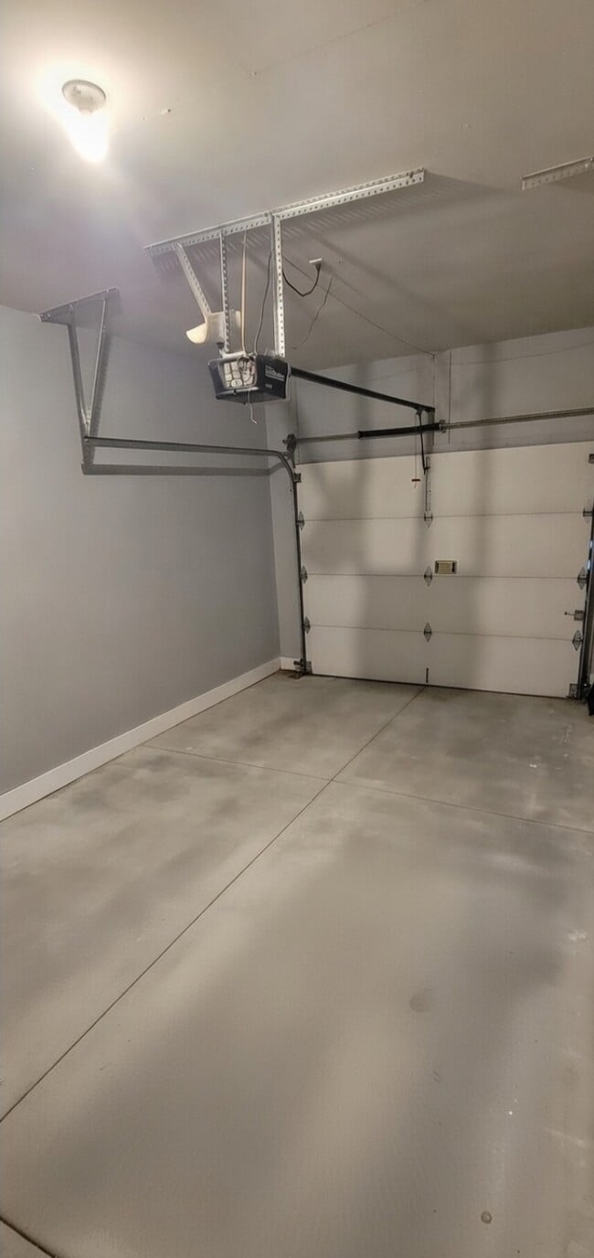 Building Photo - 3167 E 11 Mile Rd