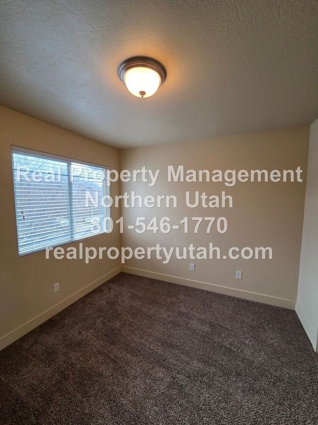 Building Photo - 3 Bedroom 2 Bath Townhome in West Haven Available Now!