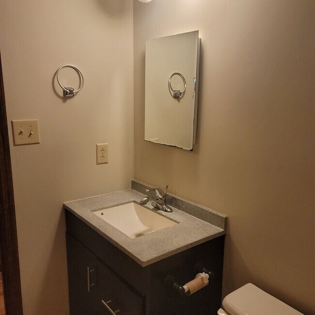 Building Photo - New Listing