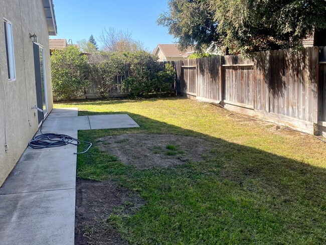 Building Photo - Merced: $2189 4 bedroom 2 bath home with g...