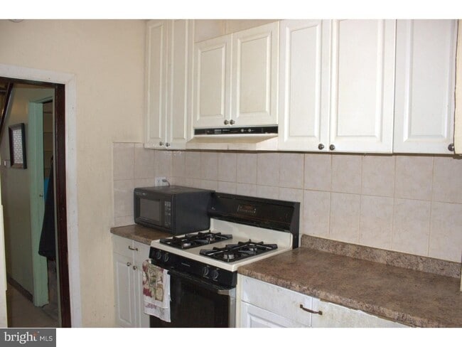 Building Photo - 4-bedroom home in the heat of Reading!